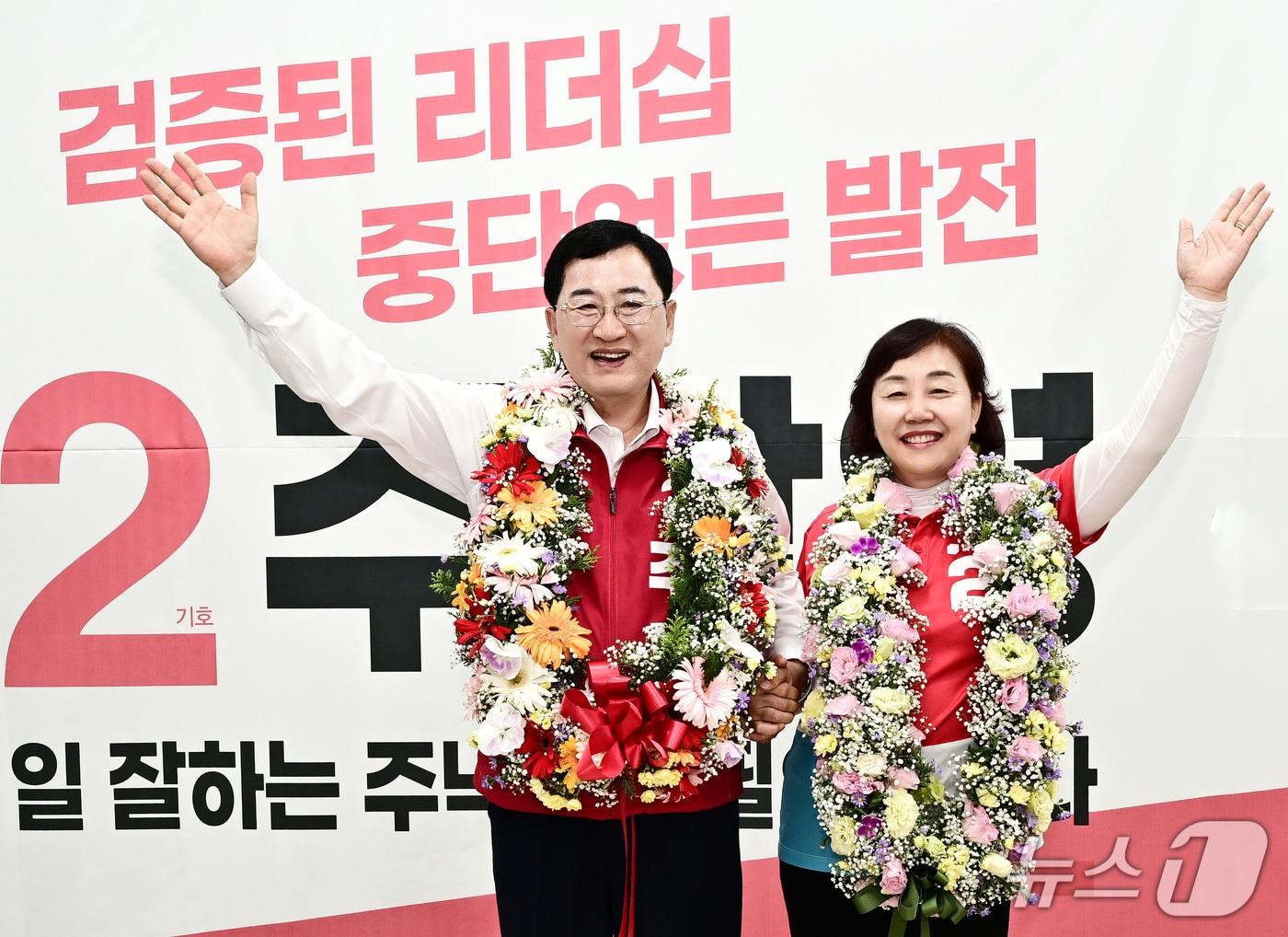 본문 이미지 - 제9회 전국동시지방선거 경북 경주시장에 출마한 주낙영 후보가 3선 시장 도전에 성공했다. 사진은 지난 3일 당선이 확실시 되자 선커 캠프에서 부인과 함께 축하 세리머니를 하고 있는 모습.(주낙영 당선인 캠프제공, 재판매 및 DB금지) 2026.6.4/뉴스1  
