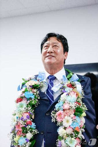 본문 이미지 - 손배찬 경기 파주시장 당선인이 선거사무소에서 당선 인사를 하고 있다. (손배찬 당선인 선거사무소 제공, 재판매 및 DB금지)