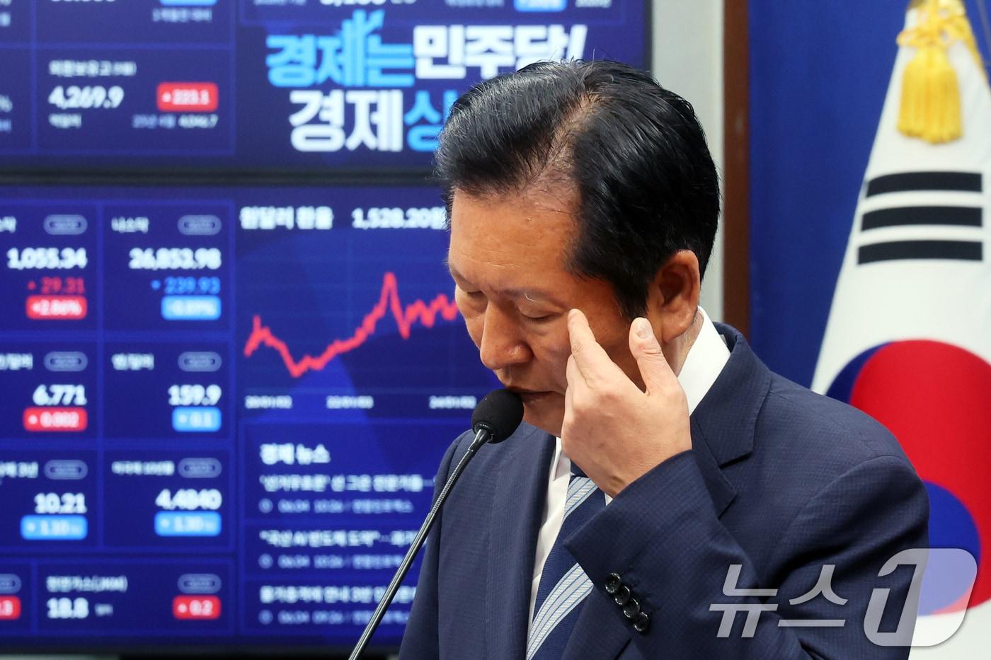 본문 이미지 - 정청래 더불어민주당 대표가 4일 오전 서울 여의도 국회에서 열린 '6·3지방선거 결과' 관련 기자회견에서 모두발언 중 얼굴을 만지고 있다. 2026.6.4 ⓒ 뉴스1 황기선 기자