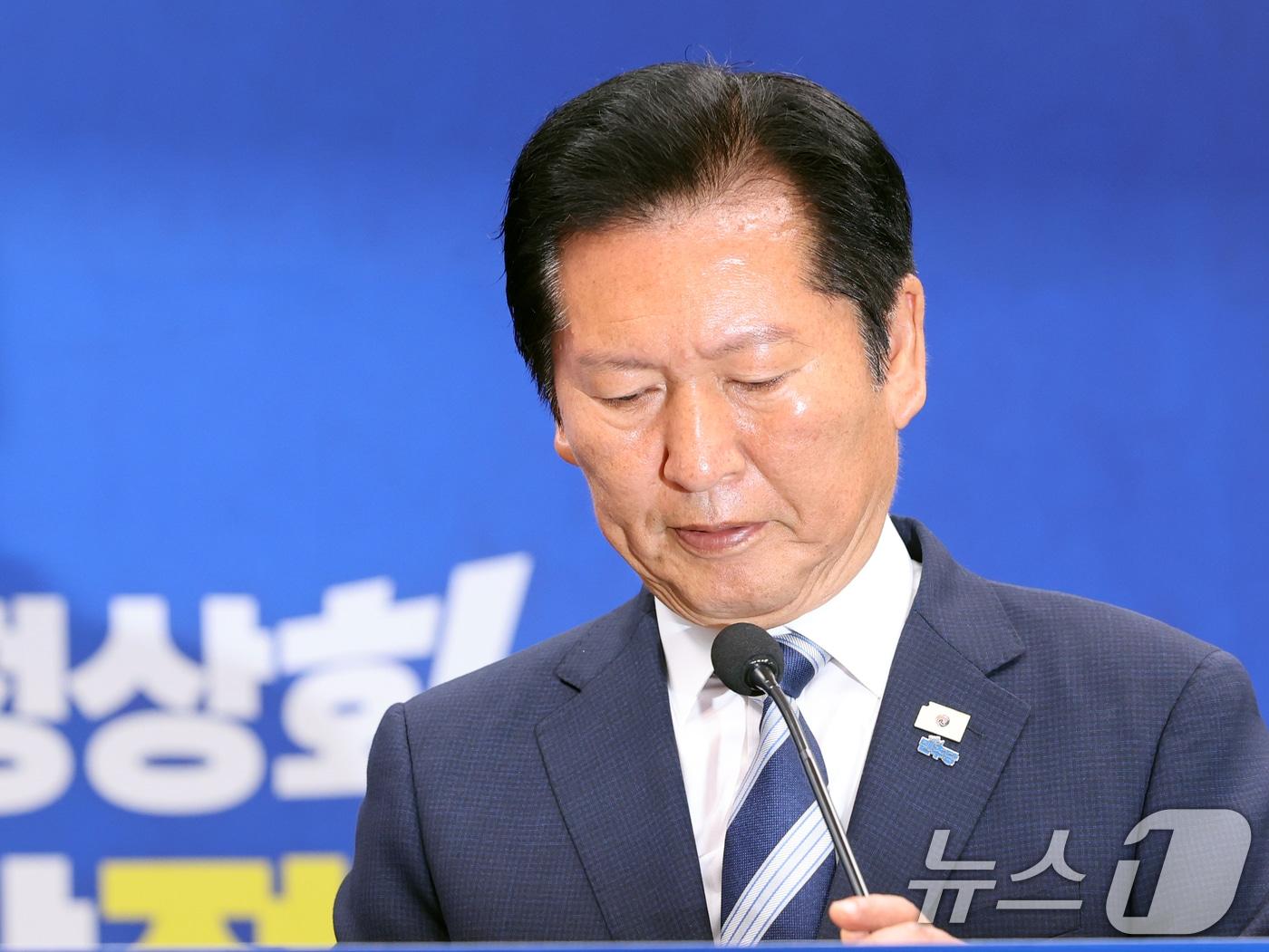 본문 이미지 - 정청래 더불어민주당 대표가 4일 오전 서울 여의도 국회에서 열린 '6·3지방선거 결과' 관련 기자회견에서 마이크를 만지고 있다. 2026.6.4 ⓒ 뉴스1 황기선 기자