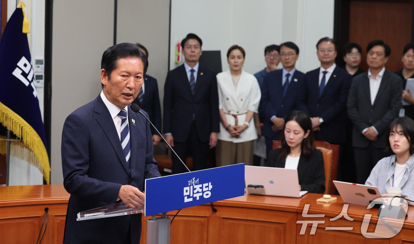 본문 이미지 - 정청래 더불어민주당 대표가 4일 오전 서울 여의도 국회에서 열린 '6·3지방선거 결과' 관련 기자회견에서 모두발언을 하고 있다. 2026.6.4 ⓒ 뉴스1 황기선 기자