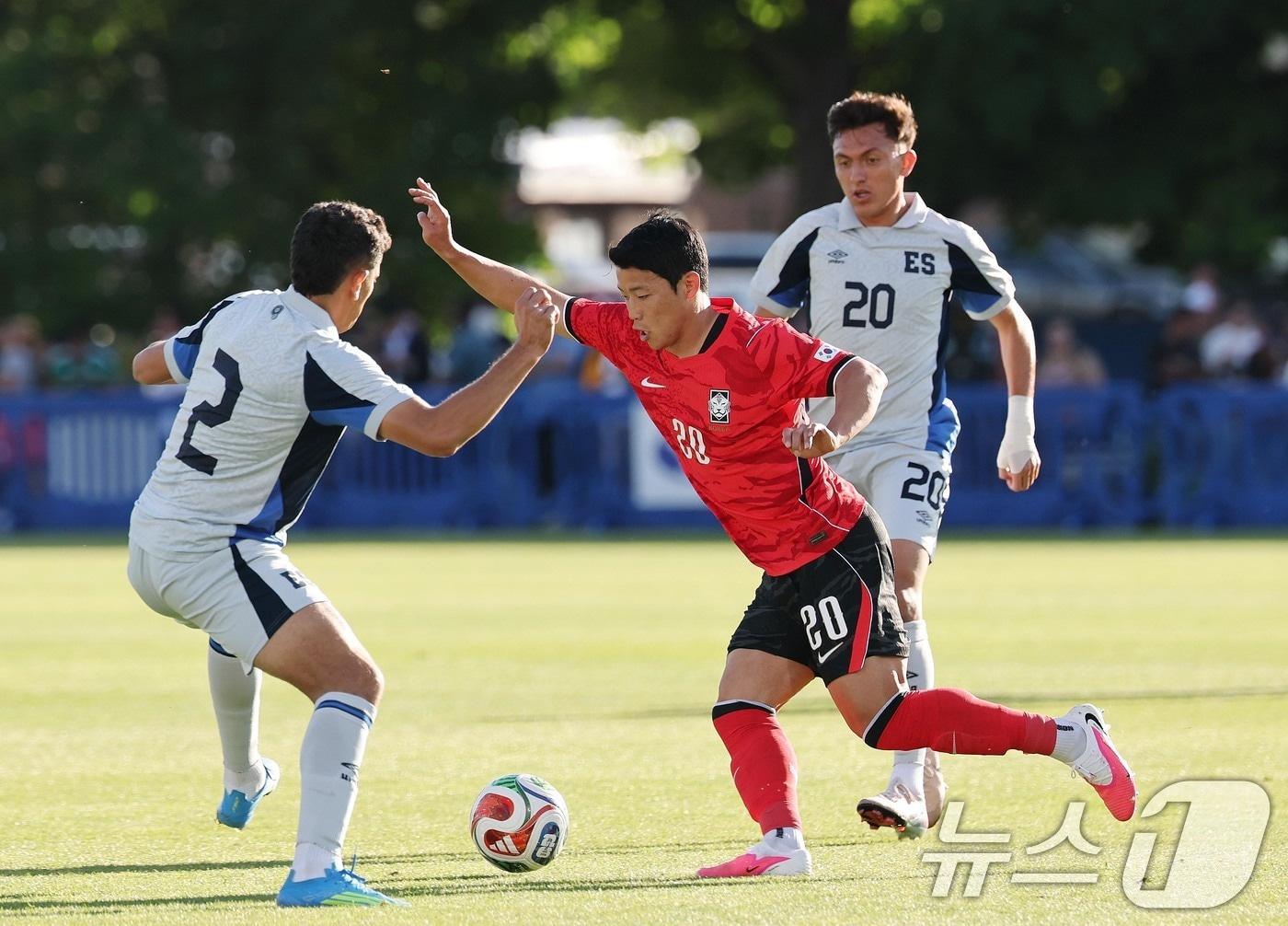 본문 이미지 - 대한민국 축구대표팀 황희찬이 3일(현지시간) 미국 유타주 솔트레이크시티 브리검 영 대학교 BYU 사우스필드 경기장에서 2026 국제축구연맹(FIFA) 북중미 월드컵을 앞두고 열린 대한민국과 엘살바도르의 평가전에서 돌파를 하고 있다. 2026.6.4 ⓒ 뉴스1 임세영 기자