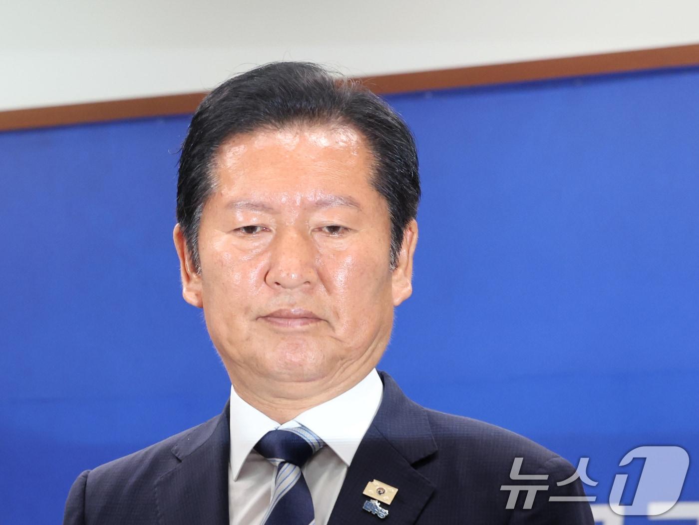 본문 이미지 - 정청래 더불어민주당 대표가 4일 오전 서울 여의도 국회에서 열린 '6·3지방선거 결과' 관련 기자회견을 마치고 발걸음을 옮기고 있다. 2026.6.4 ⓒ 뉴스1 황기선 기자