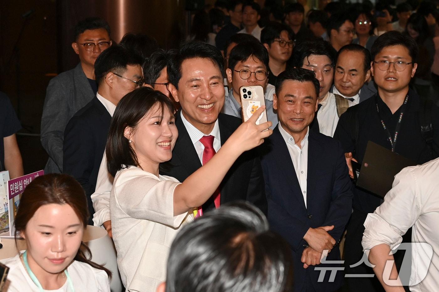 본문 이미지 - 오세훈 서울시장 당선인이 4일 오전 서울시청 로비에서 직원들과 기념촬영을 하고 있다. (공동취재) 2026.6.4 ⓒ 뉴스1 이호윤 기자
