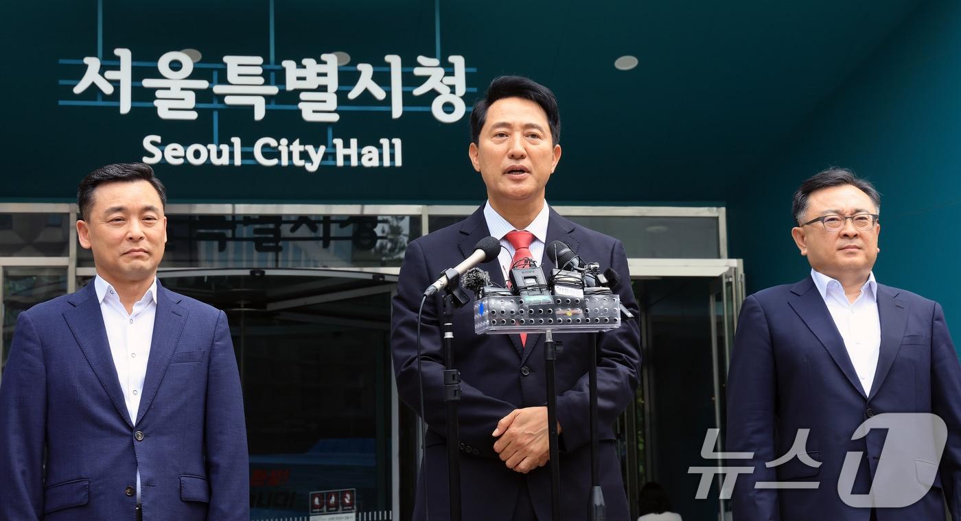 본문 이미지 - 오세훈 국민의힘 서울시장 당선인이 4일 서울시청에서 시민들에게 감사 인사를 전하고 있다. 2026.6.4 ⓒ 뉴스1 이호윤 기자