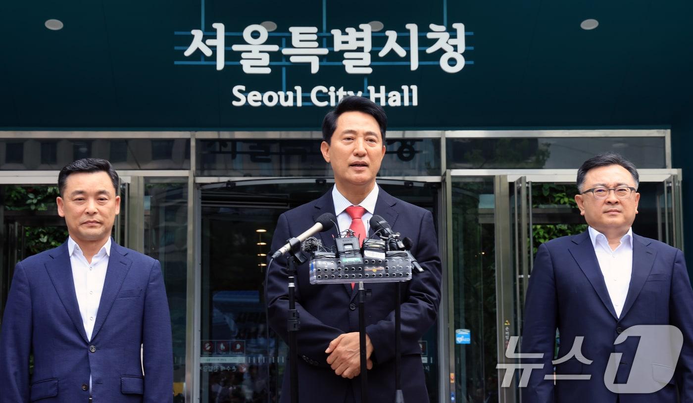 본문 이미지 - 오세훈 국민의힘 서울시장 당선인이 4일 서울시청에서 시민들에게 감사 인사를 전하고 있다. 2026.6.4 ⓒ 뉴스1 이호윤 기자