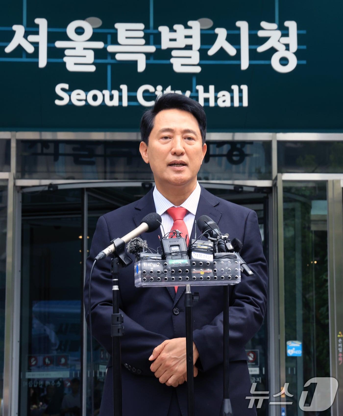 본문 이미지 - 오세훈 국민의힘 서울시장 당선인이 4일 서울시청에서 시민들에게 감사 인사를 전하고 있다. 2026.6.4 ⓒ 뉴스1 이호윤 기자