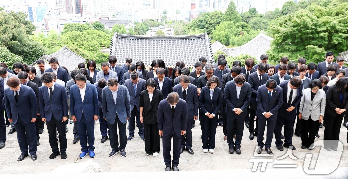 본문 이미지 - 전재수 부산시장 당선인이 4일 오전 부산 동래구 충렬사 본전에서 더불어민주당 소속 당선인들과 묵념하고 있다. 2026.6.4 ⓒ 뉴스1 최지환 기자