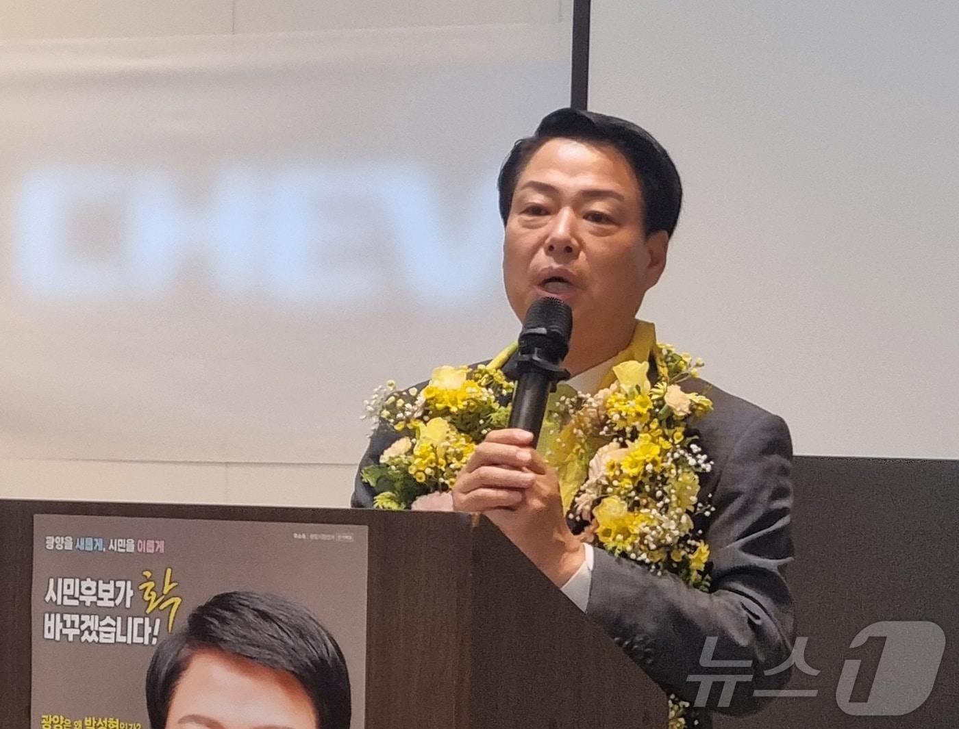 본문 이미지 - 박성현 무소속 전남 광양시장 후보가 4일 6·3 지방선거에서 당선이 확실시 되자 소감을 발표하고 있다. (독자 제공. 재판매 및 DB금지) 2026.6.4 ⓒ 뉴스1 김성준 기자