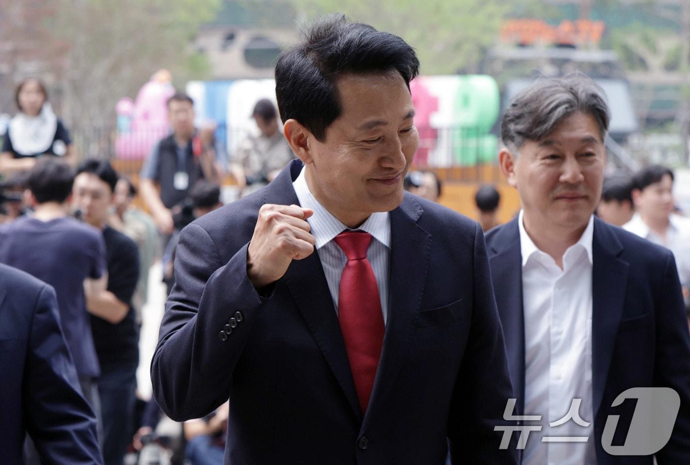 본문 이미지 - 오세훈 서울시장 당선인이 4일 오전 서울시청 정문에서 감사인사를 마친 뒤 시청 로비로 향하고 있다. (공동취재) 2026.6.4 ⓒ 뉴스1 이호윤 기자