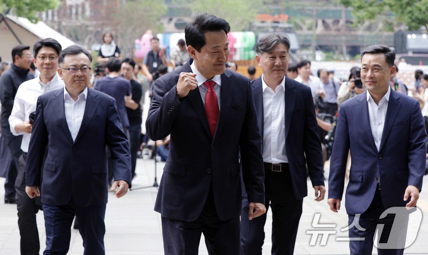 본문 이미지 - 오세훈 서울시장이 4일 오전 서울시청 정문에서 감사인사를 마친 뒤 시청 로비로 향하고 있다. (공동취재) 2026.6.4 ⓒ 뉴스1 이호윤 기자
