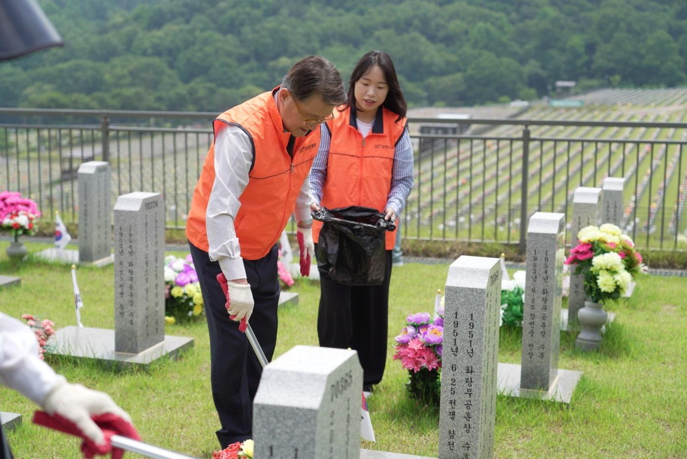 본문 이미지 - 창업진흥원이 현충일을 앞두고 국립대전현충원에서 묘역 정화 작업을 진행했다 (창진원 제공)