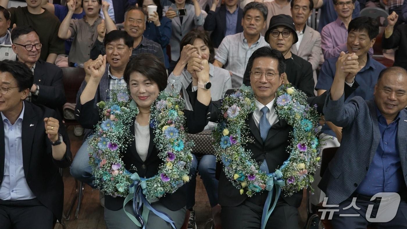 본문 이미지 - 정영두 더불어민주당 경남 김해시장 당선인이 축하를 받고 있다.(정영두 선대위 제공. 재판매 및 DB금지)