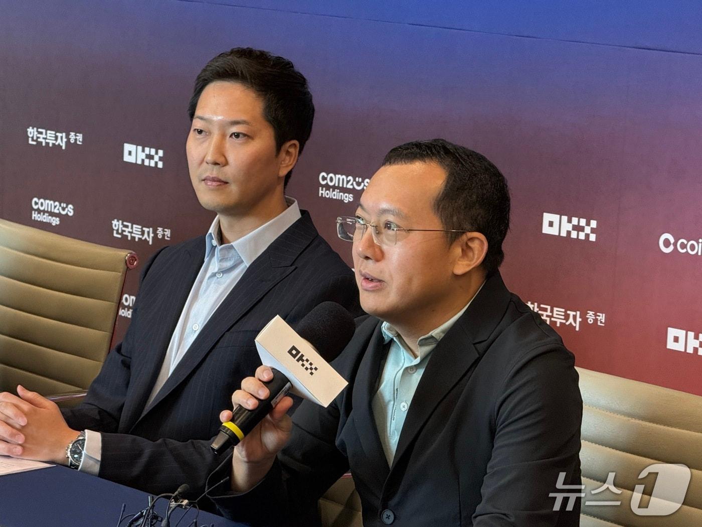 본문 이미지 - 4일 오전 서울 영등포구 코인원 사옥에서 열린 기자간담회에 차명훈 코인원 대표(왼쪽)와 스타 쉬 OKX 창업자 겸 최고경영자(CEO)가 참석해 발표를 하고 있다. 사진=황지현 기자