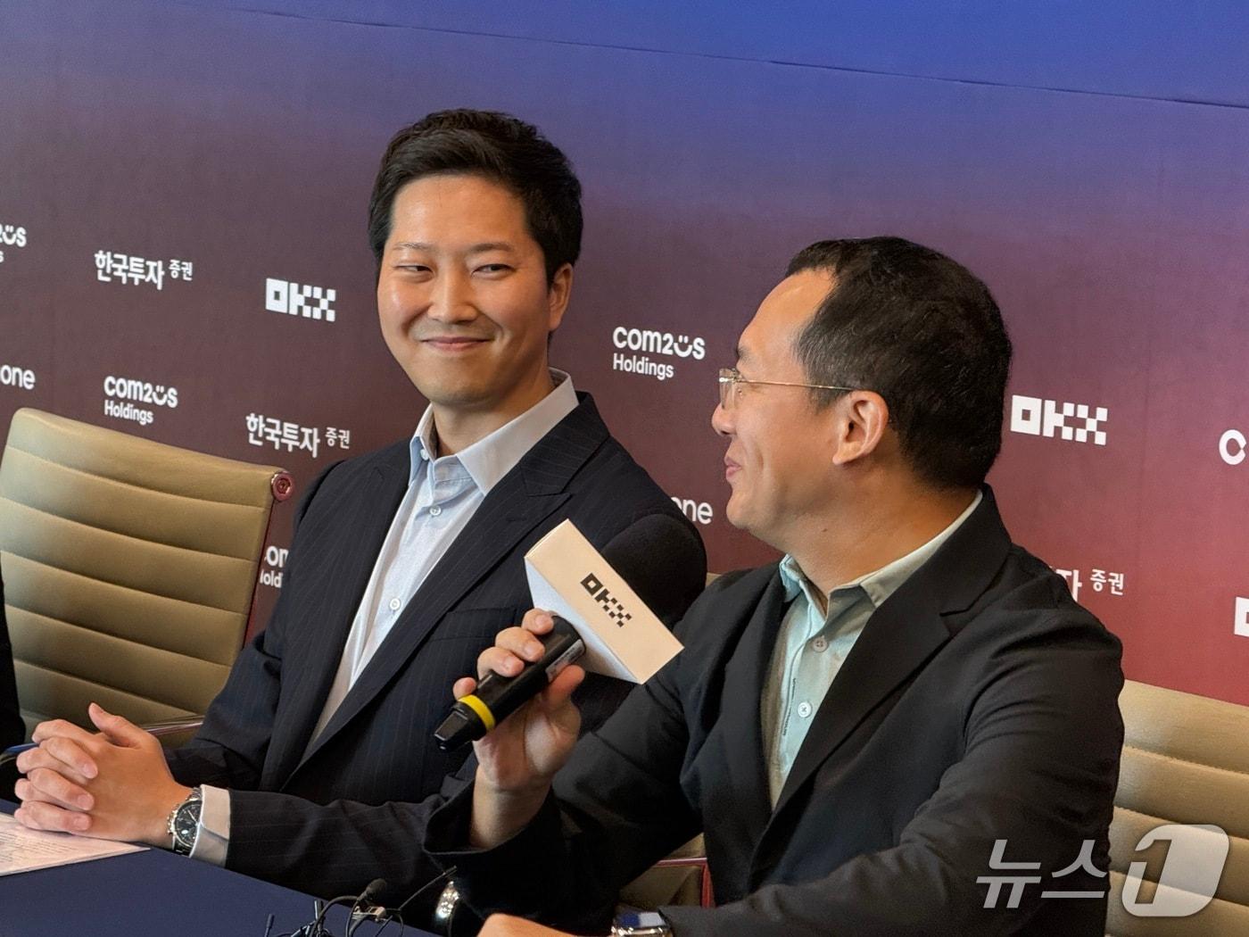 본문 이미지 -  4일 오전 서울 영등포구 코인원 사옥에서 열린 기자간담회에서 차명훈 코인원 대표(왼쪽)가 스타 쉬 OKX 창업자 겸 최고경영자(CEO)를 바라보며 웃고 있다. 사진=황지현 기자