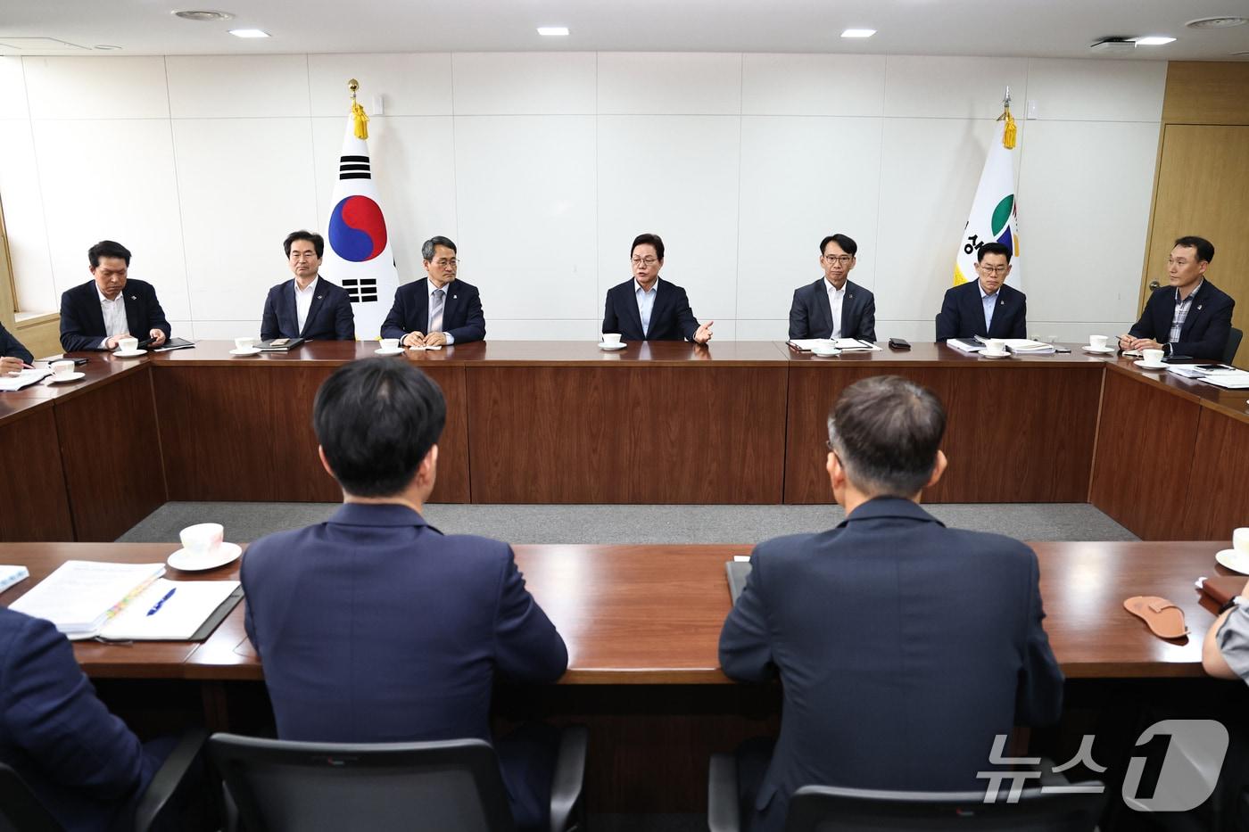 본문 이미지 - 박완수 경남지사(가운데)가 4일 도청에서 간부 회의를 주재하고 있다.(경남도 제공. 재판매 및 DB금지)
