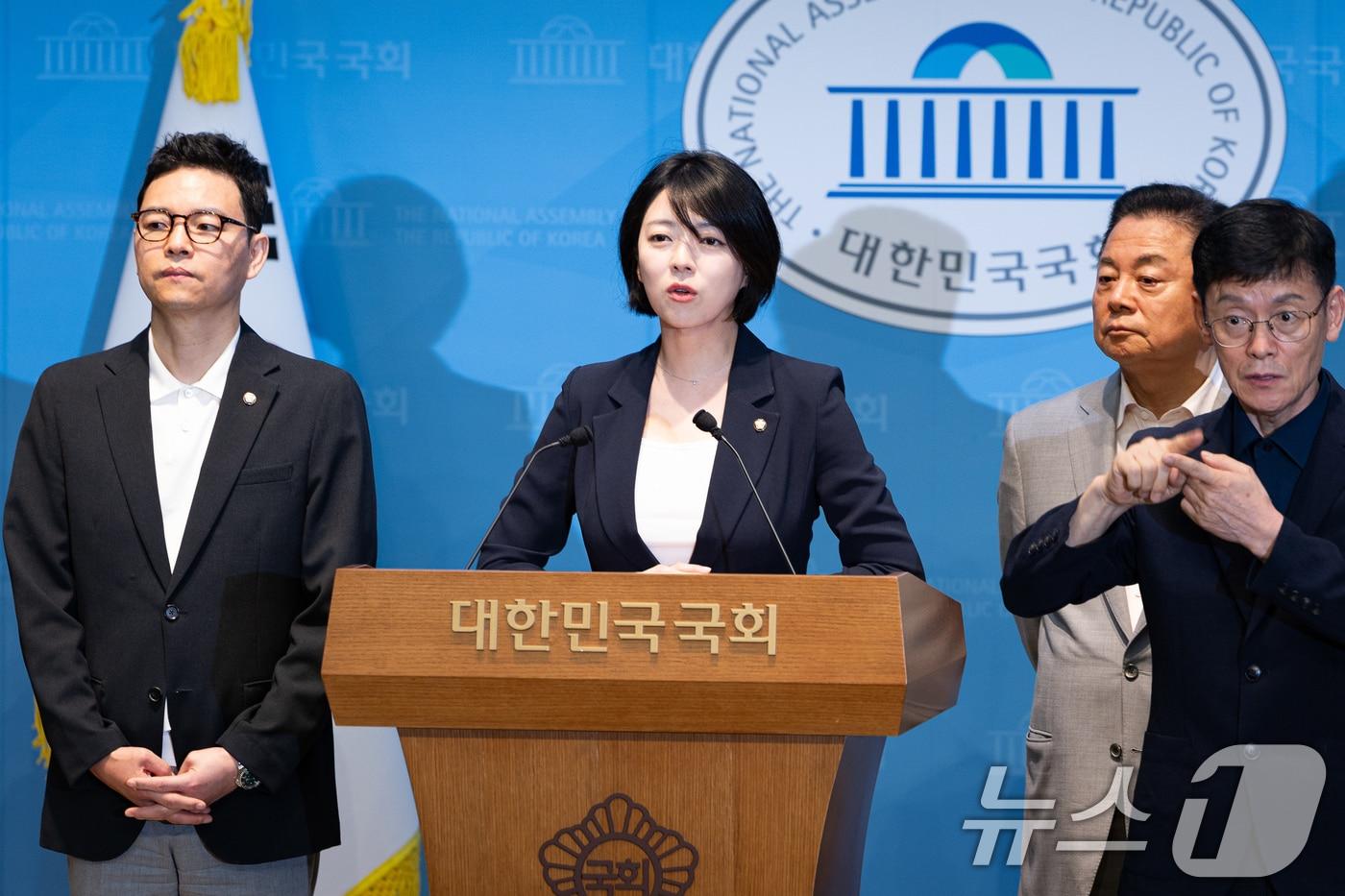 본문 이미지 - 배현진 국민의힘 서울시당위원장이 4일 서울 여의도 국회 소통관에서 오세훈 서울시장 후보 승리 및 선관위 투표용지 부족 사태 등 현안 기자회견을 하고 있다. ⓒ 뉴스1 유승관 기자