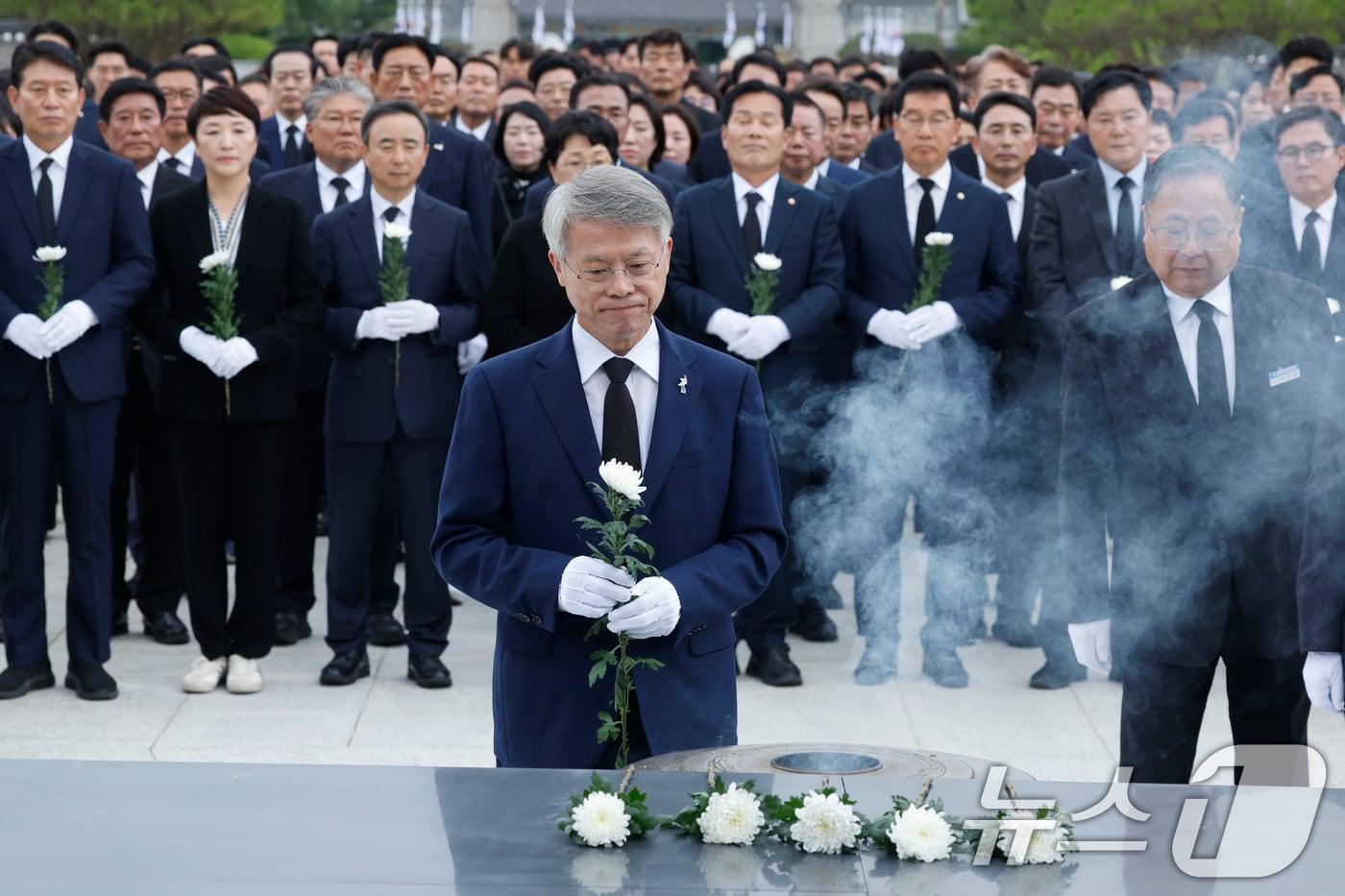 본문 이미지 - 민형배 전남광주특별시장 당선인이 김원이 민주당 전남도당위원장, 양부남 광주시당위원장, 제9회 전국동시지방선거 광주전남 당선인들과 함께 4일 광주 국립5.18민주묘지를 찾아 헌화 참배하고 있다. ⓒ 뉴스1 김태성 기자