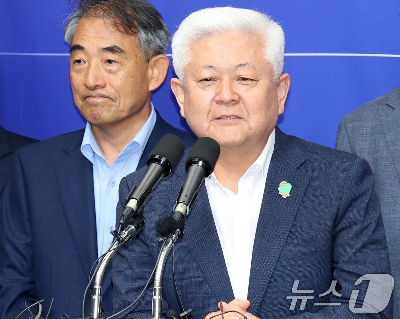 본문 이미지 - 황인홍 더불어민주당 무주군수 당선인이  전북 전주시 전북특별자치도의회에서 6.3 지방선거 결과 관련 기자회견에 참석해 발언을 하고 있다. 2026.6.4 ⓒ 뉴스1 유경석 기자