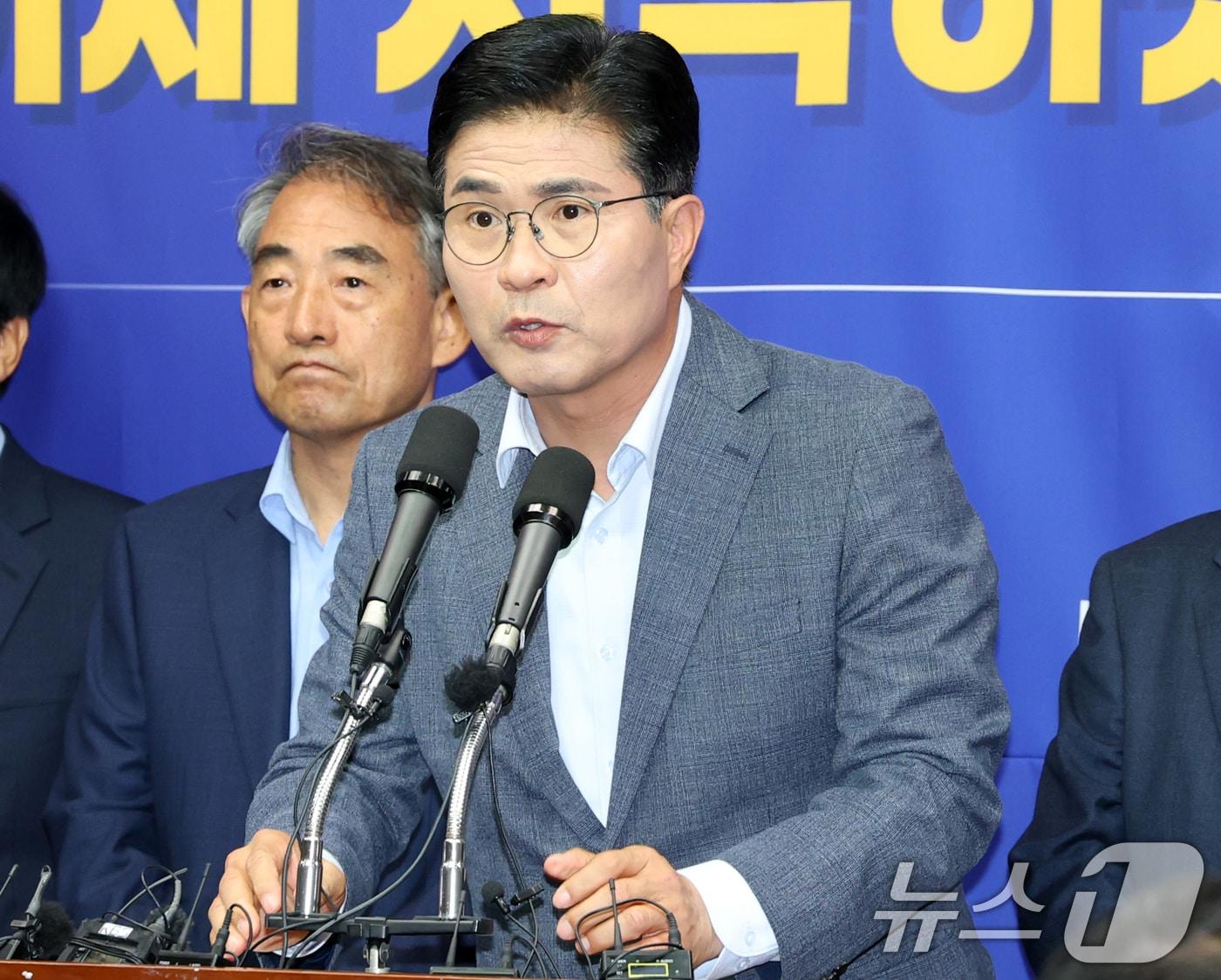 본문 이미지 - 이원택 더불어민주당 전북도지사 당선인이 4일 전북 전주시 전북특별자치도의회에서 6.3 지방선거 결과 관련 기자회견에 참석해 발언을 하고 있다. 2026.6.4 ⓒ 뉴스1 유경석 기자