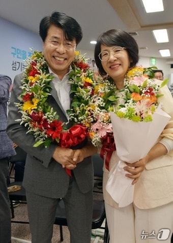본문 이미지 - 서강석 서울 송파구청장 당선인과 배우자 서경애 씨가 4일 서울 송파구에 위치한 제9회 전국동시지방선거 캠프 사무실에서 축하 꽃다발을 받은 후 기뻐하고 있다. (송파구청 제공. 재판매 및 DB금지) 2026.6.4 ⓒ 뉴스1