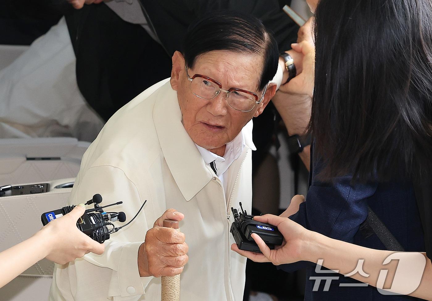 본문 이미지 - 지난 4일 서울 서초구 검·경합동수사본부로 정당법 위반 혐의에 대한 피의자 조사를 받기위해 출석하고 있는 신천지 이만희 총회장. 2026.6.4 ⓒ 뉴스1 이호윤 기자