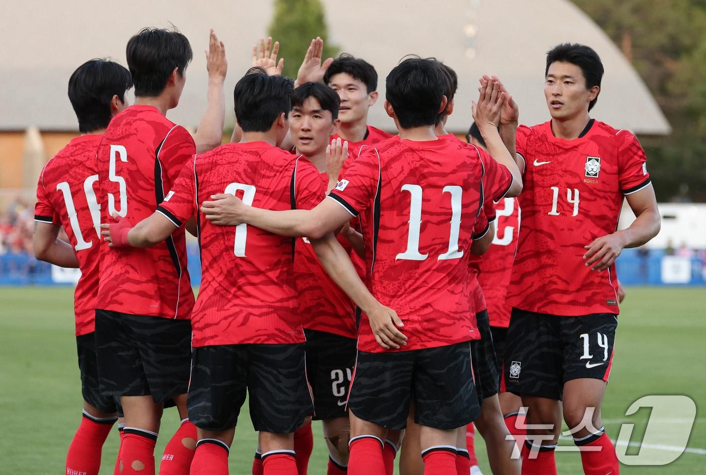 본문 이미지 - 대한민국 축구대표팀 이동경이 3일(현지시간) 미국 유타주 솔트레이크시티 브리검 영 대학교 BYU 사우스필드 경기장에서 2026 국제축구연맹(FIFA) 북중미 월드컵을 앞두고 열린 대한민국과 엘살바도르의 평가전에서 프리킥 골을 넣고 동료들과 하이파이브를 나누고 있다. 2026.6.4 ⓒ 뉴스1 임세영 기자