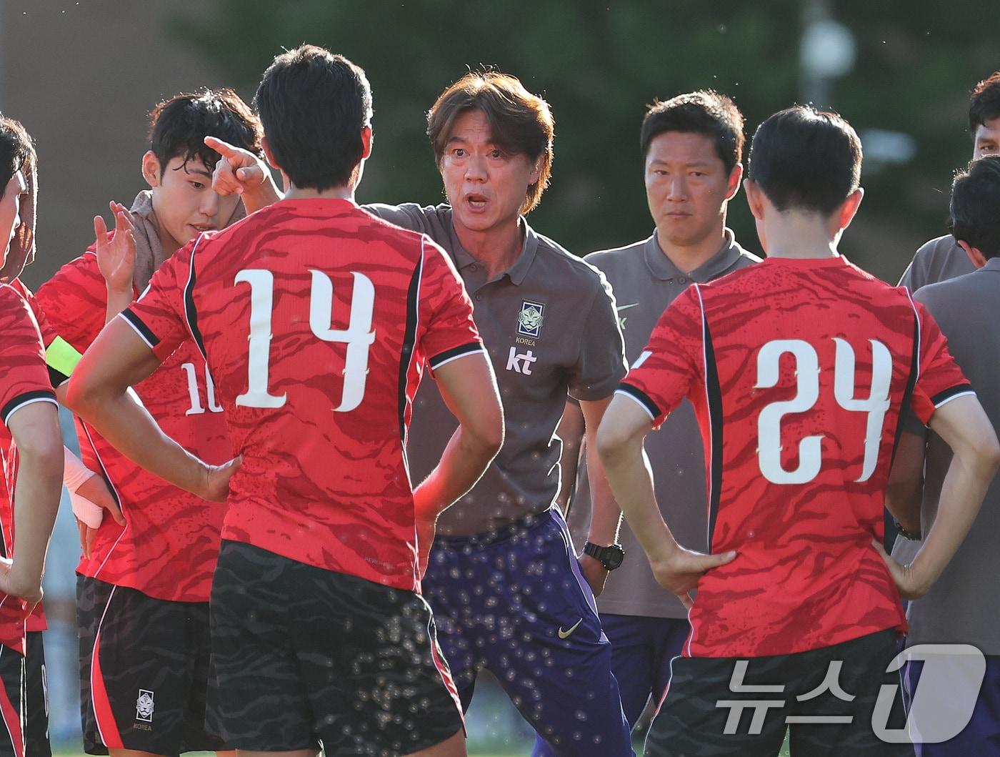 본문 이미지 - 홍명보 대한민국 축구대표팀 감독이 3일(현지시간) 미국 유타주 솔트레이크시티 브리검 영 대학교 BYU 사우스필드 경기장에서 2026 국제축구연맹(FIFA) 북중미 월드컵을 앞두고 열린 대한민국과 엘살바도르의 평가전 전반 하이드레이션 브레이크 때 작전을 지시하고 있다. 2026.6.4 ⓒ 뉴스1 임세영 기자