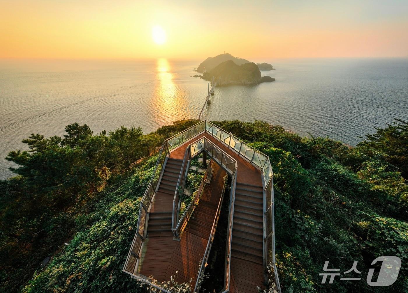 본문 이미지 - 고군산 섬잇길 명도 구렁이 전망대.(군산시 제공, 재판매 및 DB금지)