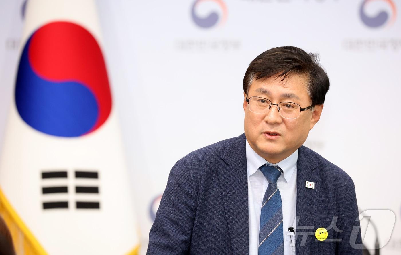 본문 이미지 - 김성환 기후에너지환경부장관이 4일 서울 종로구 정부서울청사별관에서 열린 출입 기자단 간담회에서 모두 발언을 하고 있다. 2026.6.4 ⓒ 뉴스1 김명섭 기자