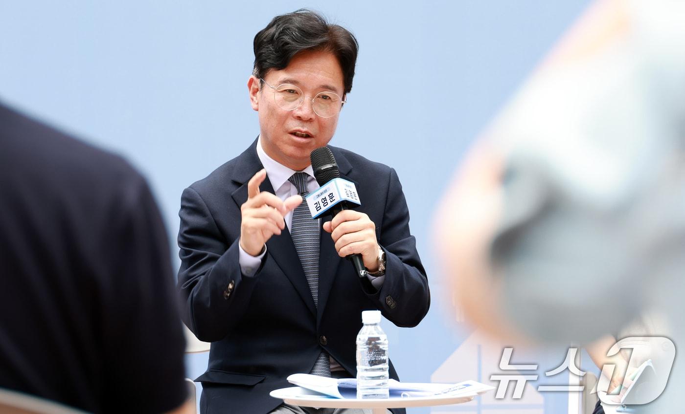 본문 이미지 - 김영훈 고용노동부 장관이 4일 오전 서울 금천구 가산디지털단지 소재 야외광장에서 직장인들과 함께하는 현장 간담회를 하고 있다. (고용노동부 제공. 재판매 및 DB금지) 2026.6.4 ⓒ 뉴스1
