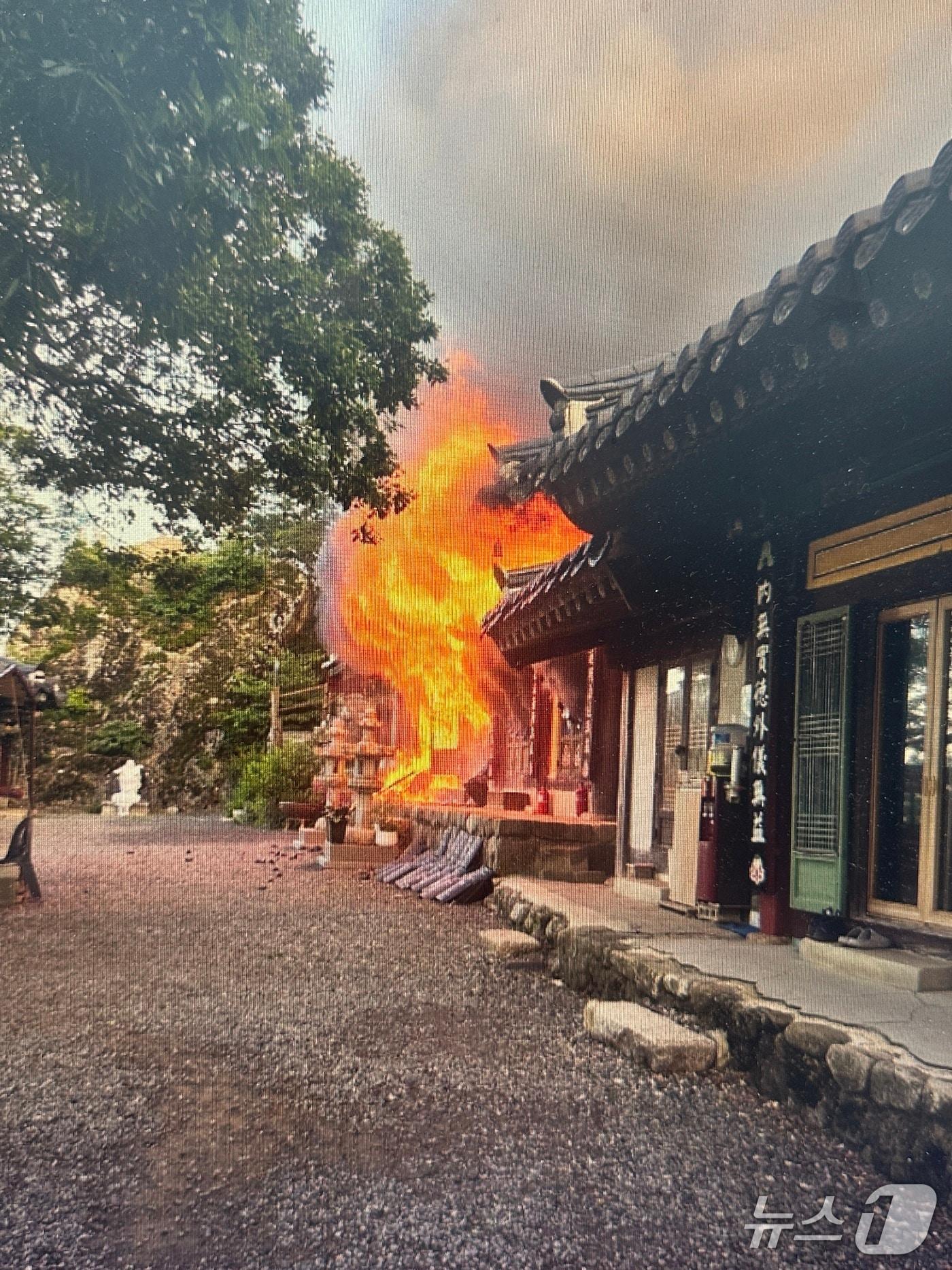 본문 이미지 - 4일 오전 6시 27분쯤 경북 경주시 서면 천촌리 주사산 인근에 있는 주사암 사찰에서 불이 나 소방 당국이 진화에 나섰다.(경북소방본부 제공. 재판매 및 DB 금지)2026.6.4/뉴스1