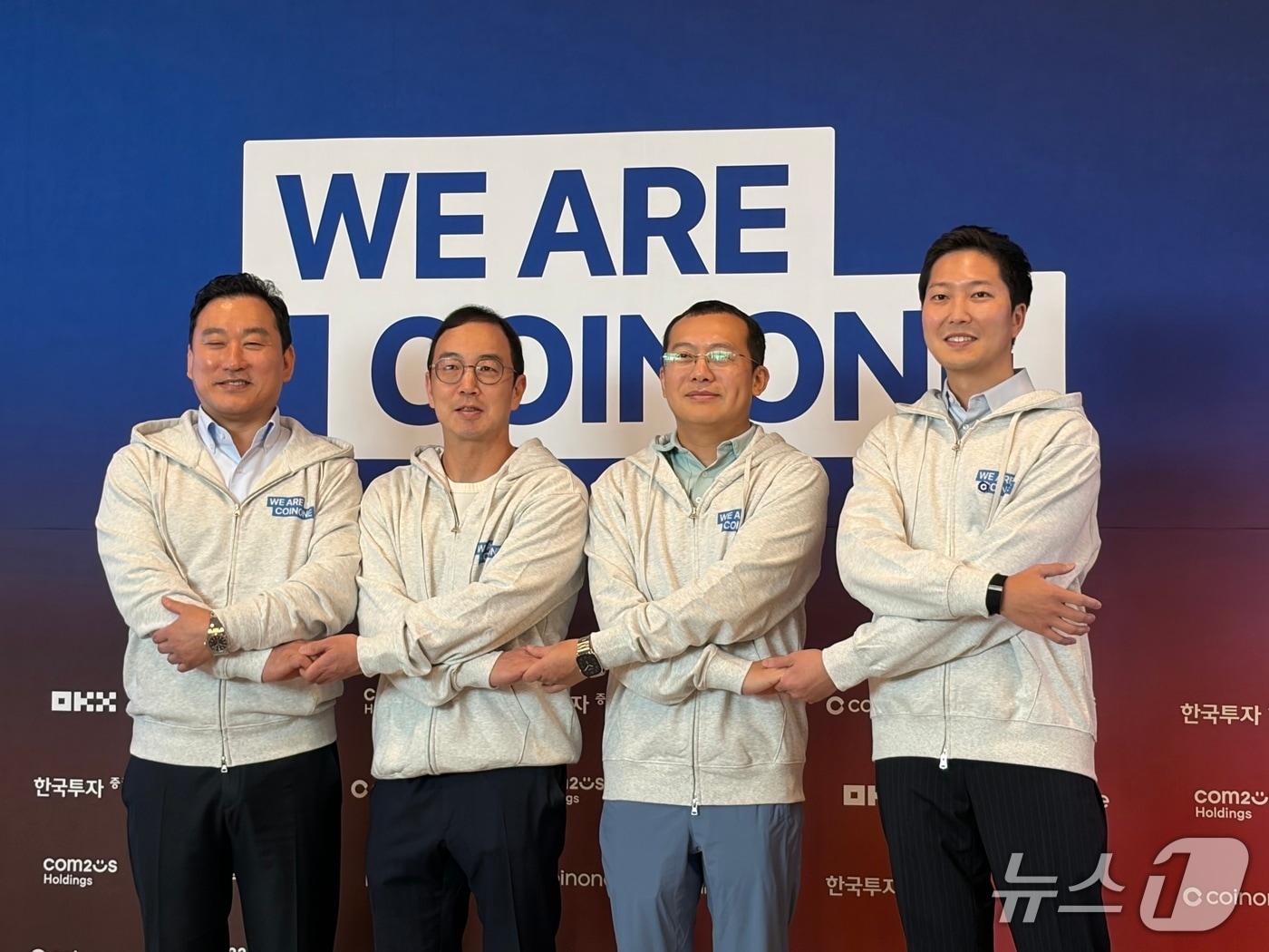 본문 이미지 -  4일 오전 서울 영등포구 코인원 사옥에서 열린 기자간담회에 김성환 한국투자증권 대표(왼쪽부터), 송병준 컴투스홀딩스 의장, 스타 쉬 OKX 창업자 겸 대표, 차명훈 코인원 대표가 기념촬영을 하고 있다. 사진=황지현 기자.