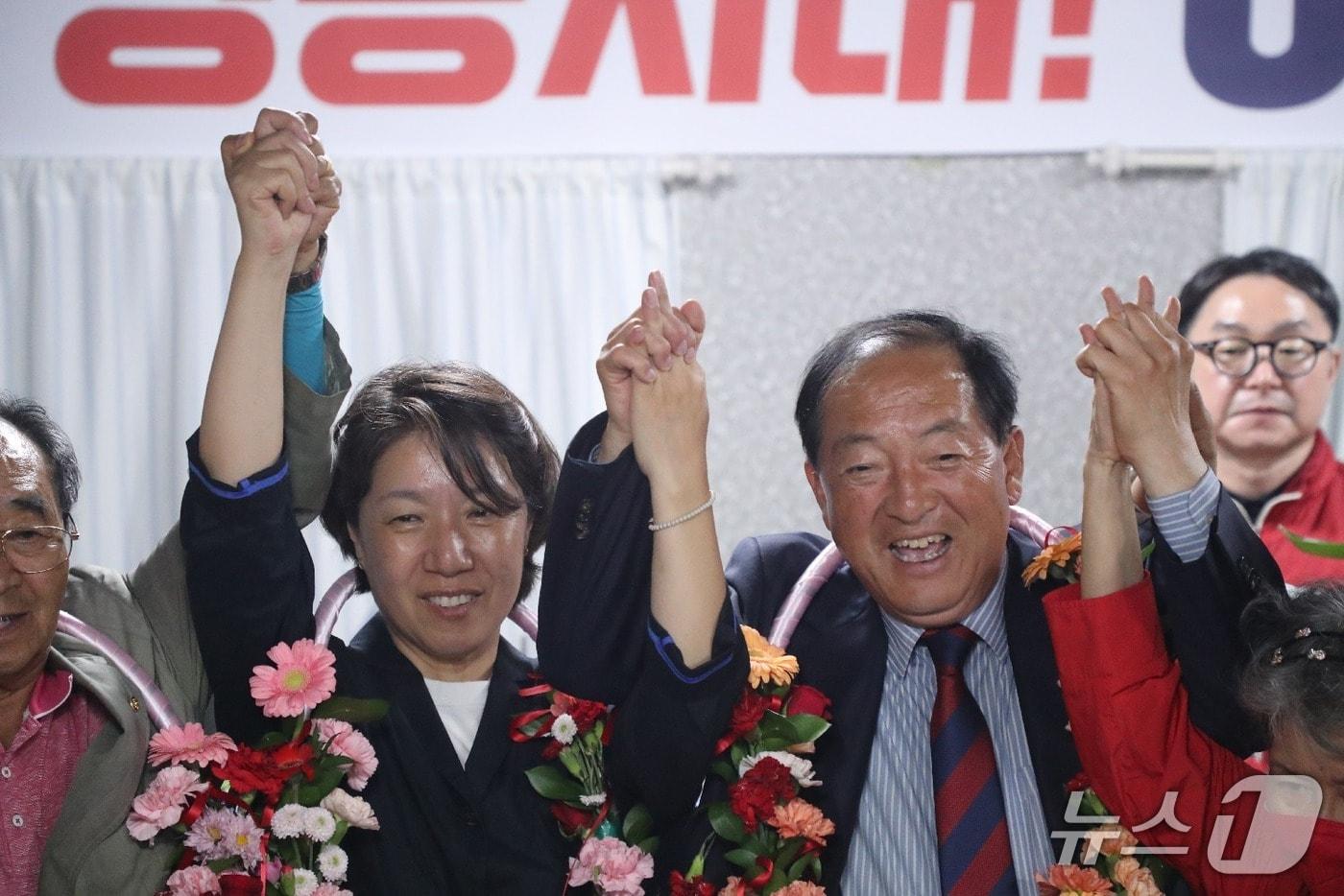 본문 이미지 - 이병선 6·3 지방선거 국민의힘 강원 속초시장 후보가 표상황을 지켜보다 당선이 유력시 되자 승리 세리머니를 하고 있다.(이병선 후보 캠프 제공, 재판매 및 DB 금지) 2026.6.4/ 뉴스1