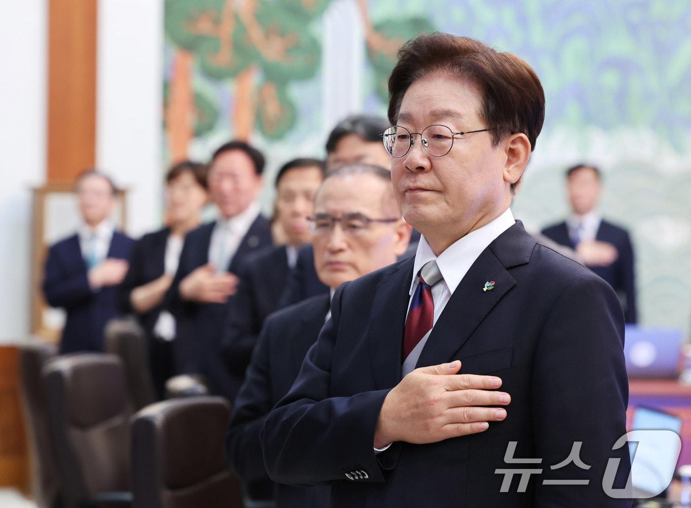 본문 이미지 - 이재명 대통령이 4일 청와대에서 열린 수석보좌관회의에서 국민의례를 하고 있다. 2026.6.4 ⓒ 뉴스1 이재명 기자