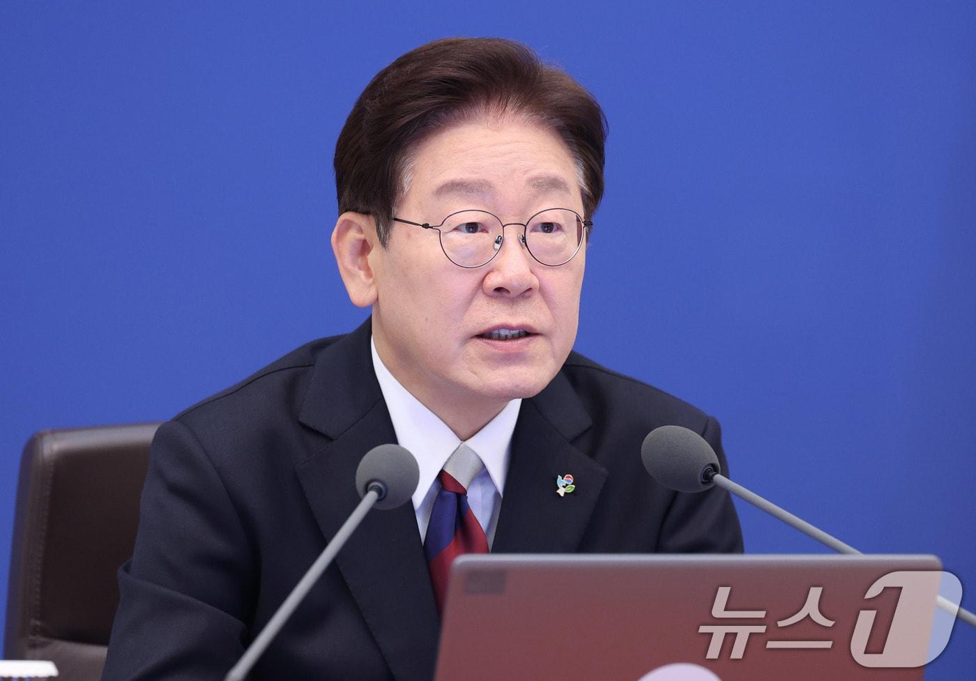 본문 이미지 - 이재명 대통령이 4일 청와대에서 열린 수석보좌관회의에 입장하고 있다. 2026.6.4 ⓒ 뉴스1 이재명 기자