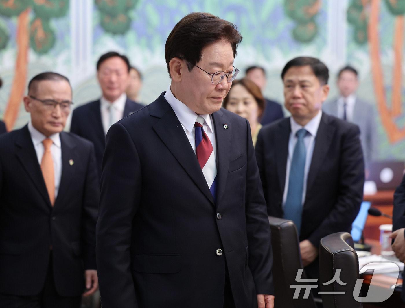 본문 이미지 - 이재명 대통령이 4일 청와대에서 열린 수석보좌관회의에 입장하고 있다. 2026.6.4 ⓒ 뉴스1 이재명 기자