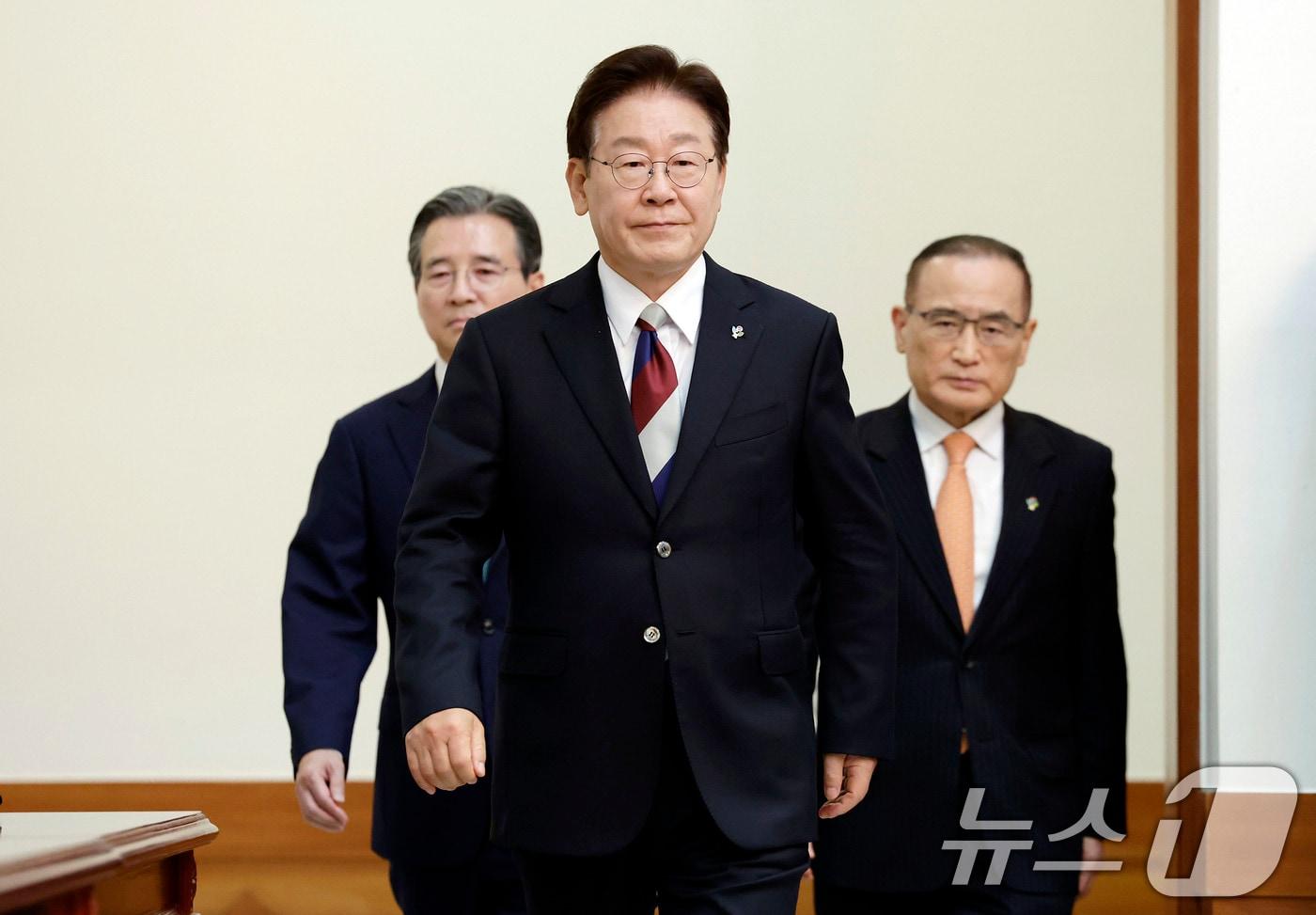 본문 이미지 - 이재명 대통령이 4일 청와대에서 열린 수석보좌관회의에 입장하고 있다. 2026.6.4 ⓒ 뉴스1 이재명 기자