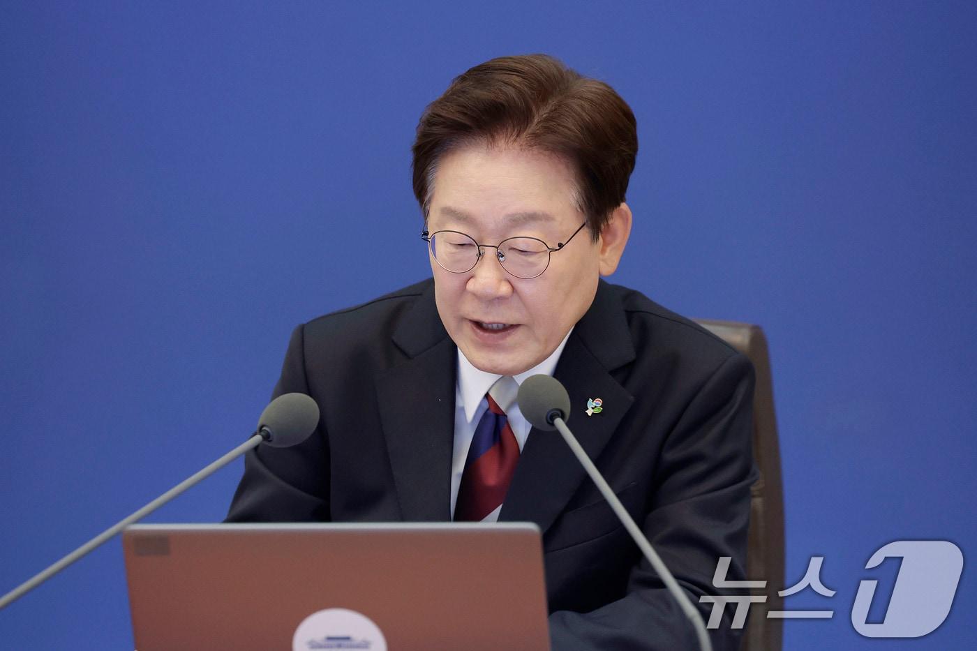 본문 이미지 - 이재명 대통령이 4일 청와대에서 열린 수석보좌관회의에서 발언하고 있다. 2026.6.4 ⓒ 뉴스1 이재명 기자