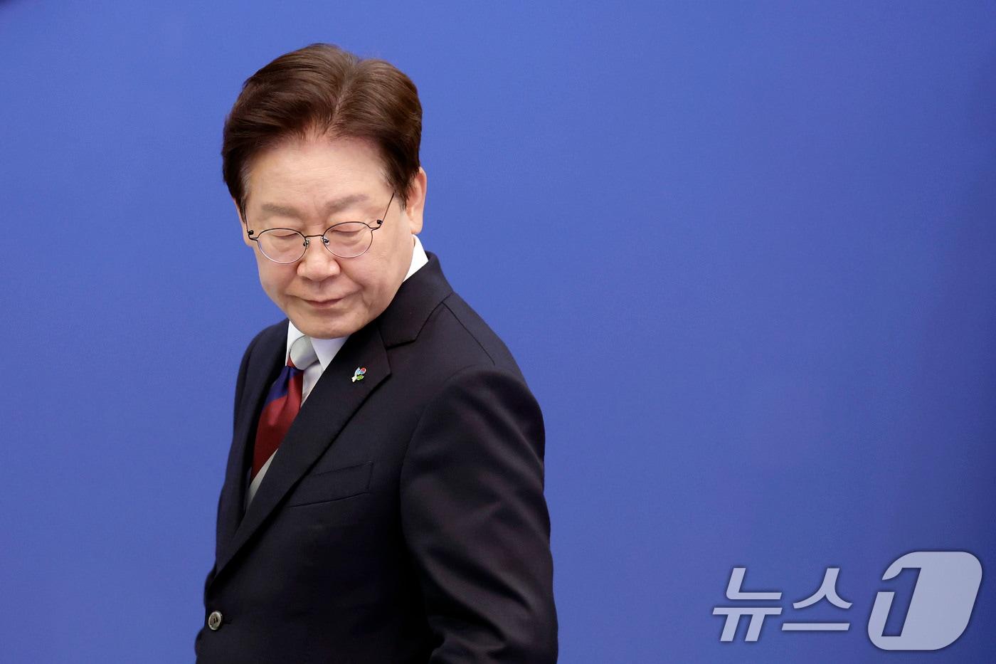 본문 이미지 - 이재명 대통령이 4일 청와대에서 열린 수석보좌관회의에 입장하고 있다. 2026.6.4 ⓒ 뉴스1 이재명 기자