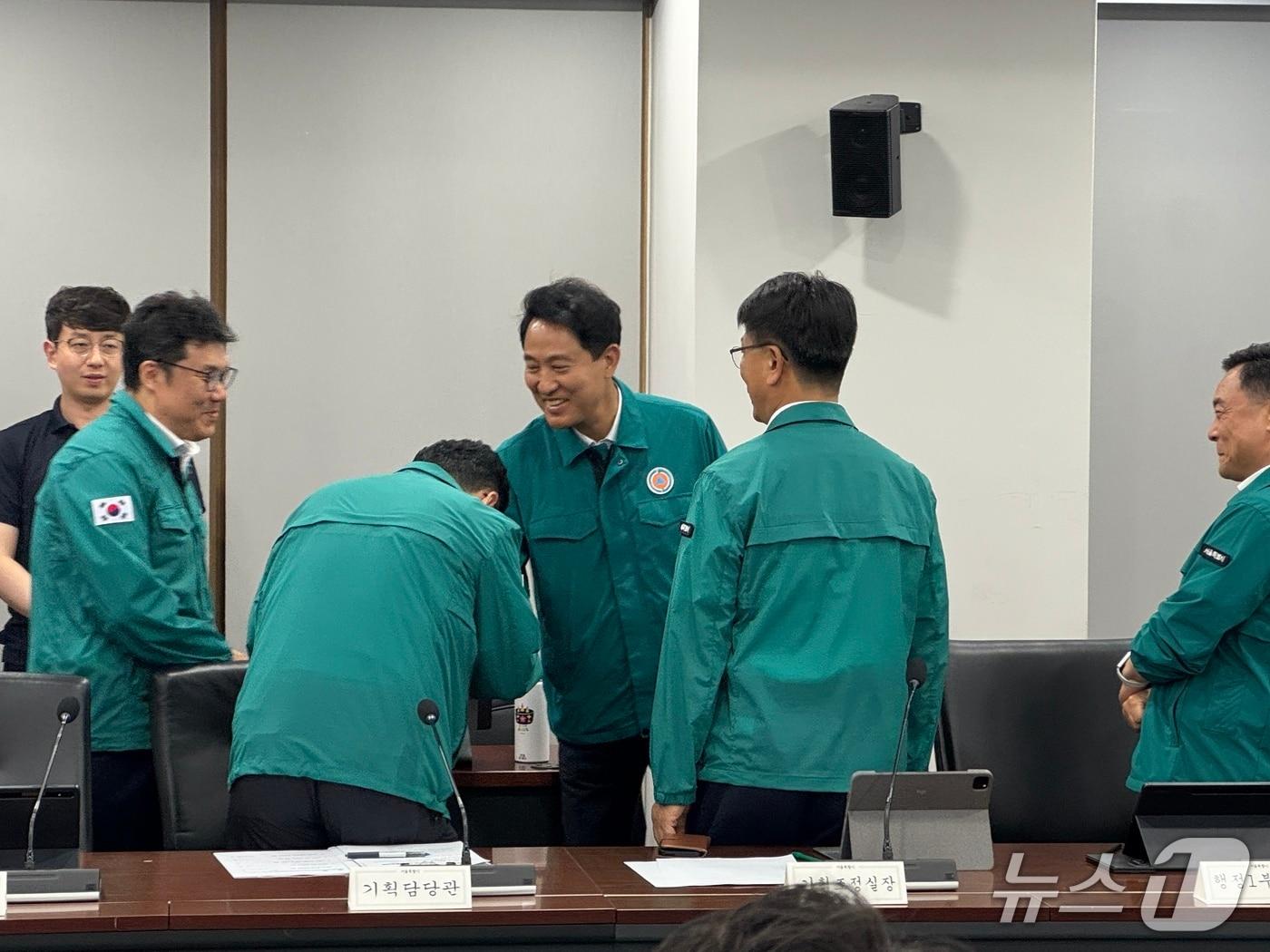 본문 이미지 - 오세훈 서울시장이 4일 서울시청 기획상황실에서 열린 여름철 안전대책 특별점검회의에 참석해 간부들과 인사를 나누고 있다.2026.06.04/뉴스1 ⓒ News1 한지명 기자
