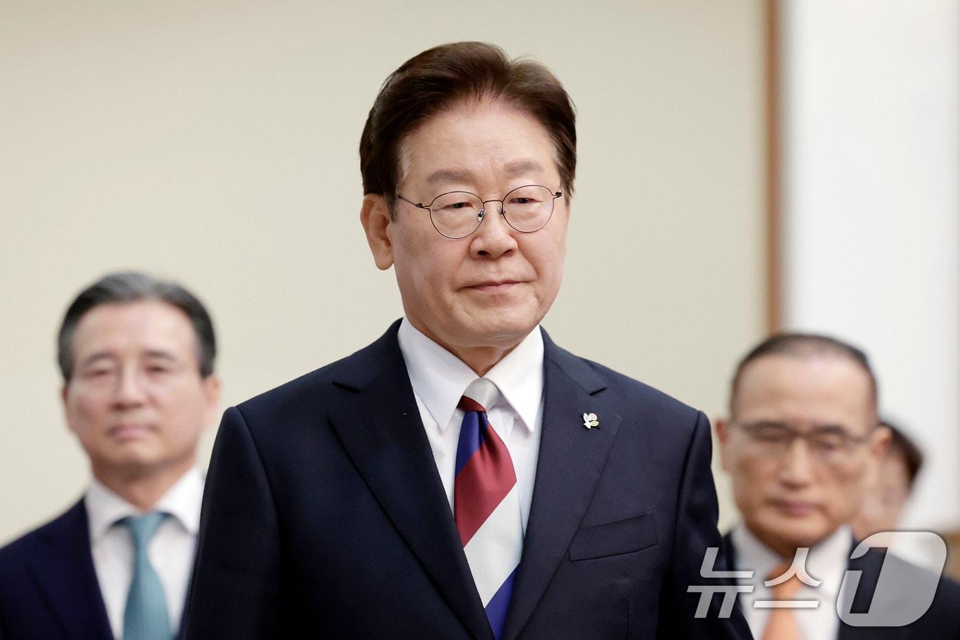 본문 이미지 - 이재명 대통령이 4일 청와대에서 열린 수석보좌관회의에 입장하고 있다. 2026.6.4 ⓒ 뉴스1 이재명 기자