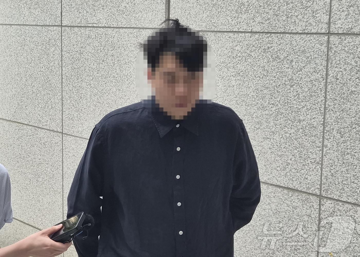 본문 이미지 - 4일 오후 2시 30분쯤 외국인 노동자를 폭행한 인천 서구 섬유공장 대표가 구속 전 피의자심문(영장실질심사)을 받기 위해 인천지법에 출석했다.2026.6.4 ⓒ 뉴스1 박소영 기자