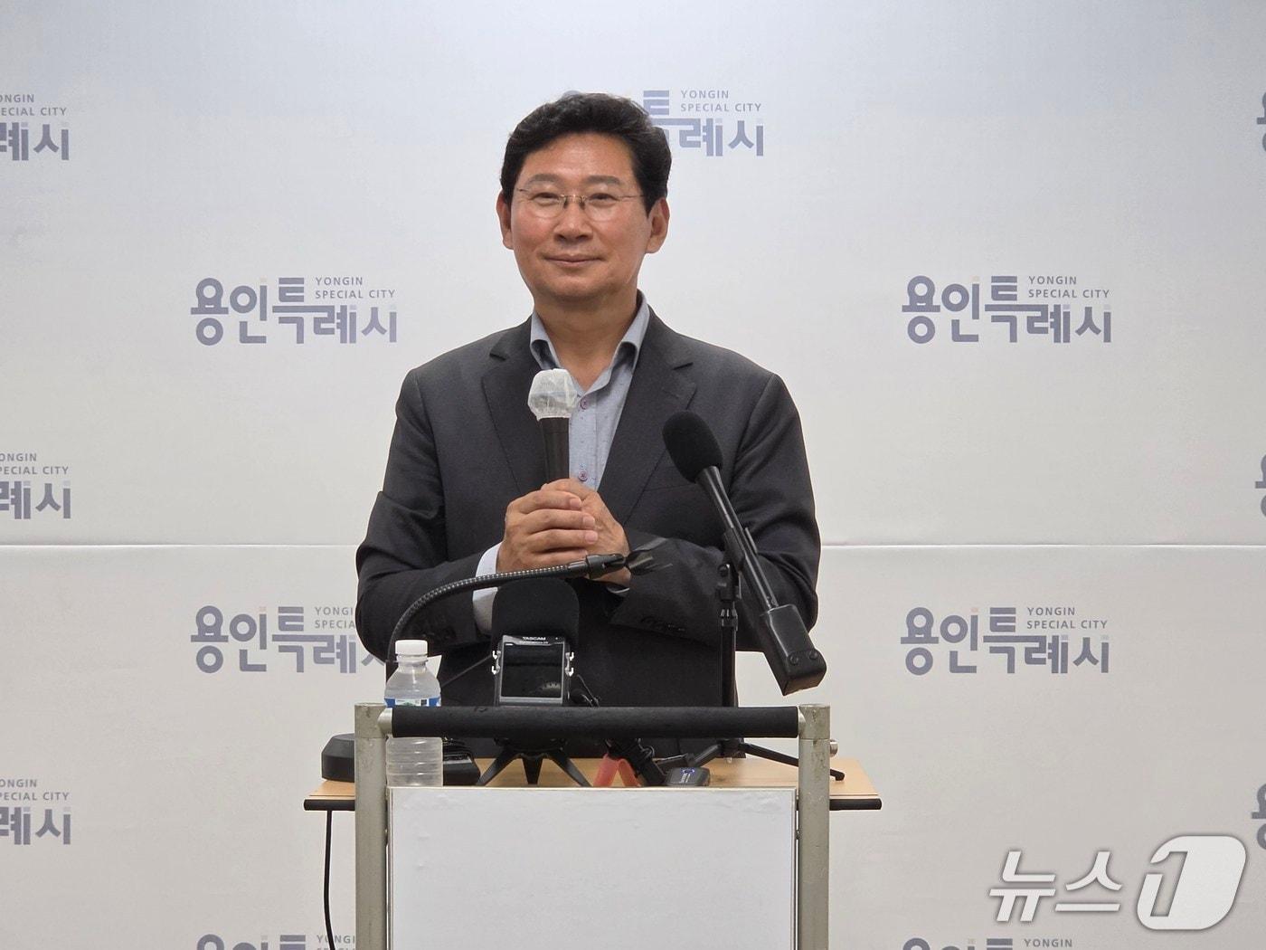 본문 이미지 - 이상일 시장이 4일 용인시청 브리핑실에서 기자회견을 갖고 용인 반도체 국가산단에 대한 사수 의지를 피력했다./김평석 기자/ⓒ 뉴스1