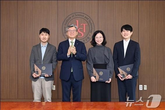 본문 이미지 - (좌측부터) 양자기술연구단 임향택 책임연구원, 오상록 한국과학기술연구원장, 뇌융합연구단 성혜정 선임연구원, 전자융합소재연구센터 허성훈 선임연구원이 KIST Young Fellow 선정증서 수여식 기념촬영을 하고 있다. 2026.06.04 ⓒ 뉴스1 (한국과학기술연구원 제공. 재판매 및 DB금지)