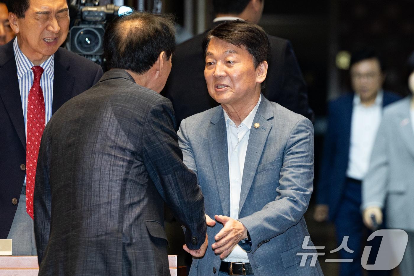 본문 이미지 - 안철수 국민의힘 의원이 4일 서울 여의도 국회에서 열린 긴급 의원총회에 참석하며 의원들과 인사하고 있다. 2026.6.4 ⓒ 뉴스1 유승관 기자