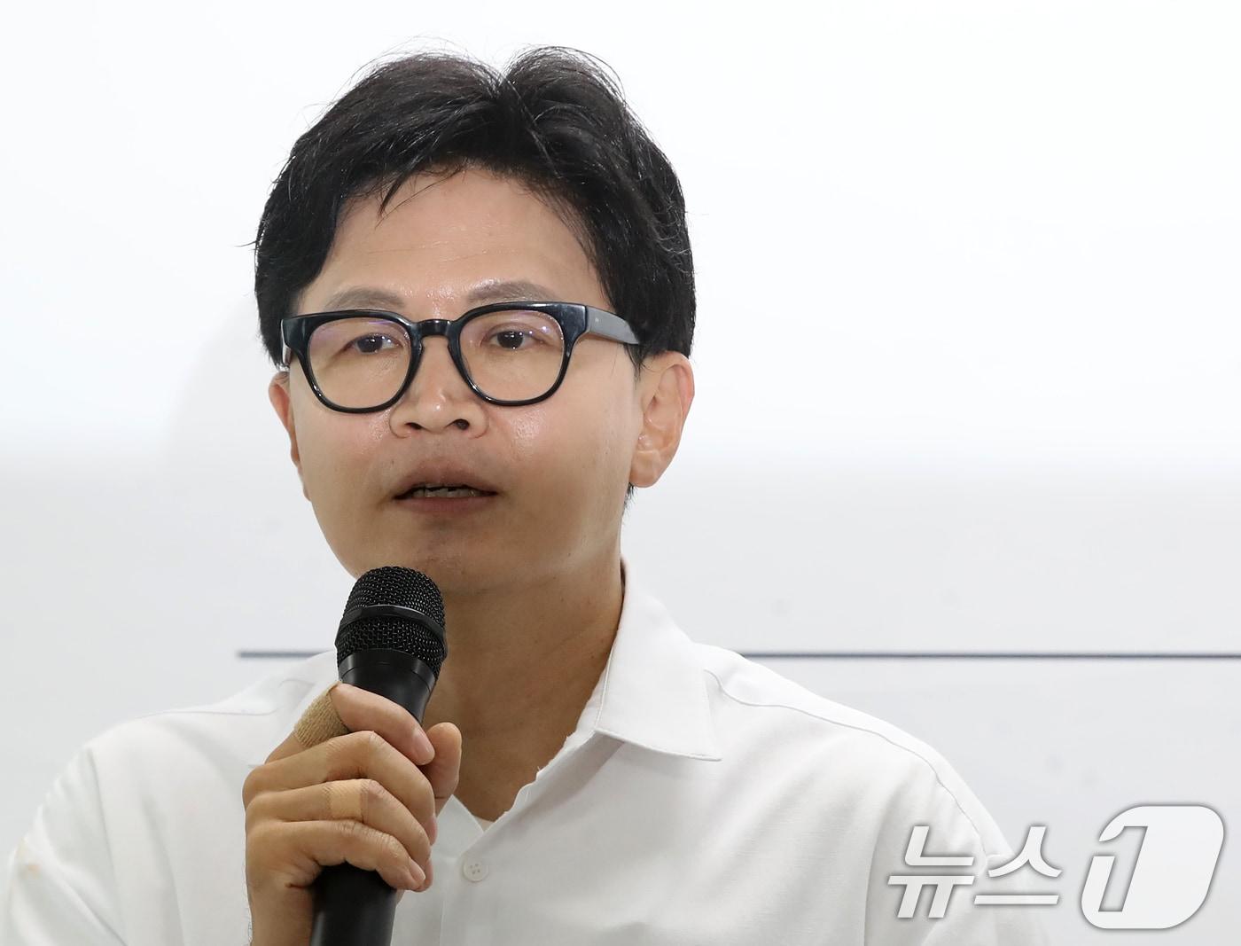 본문 이미지 - 한동훈 무소속 부산 북구갑 국회의원 보궐선거 당선인이 4일 오후 부산 북구 선거사무소에서 당선 관련 기자회견을 하고 있다. 2026.6.4 ⓒ 뉴스1 윤일지 기자