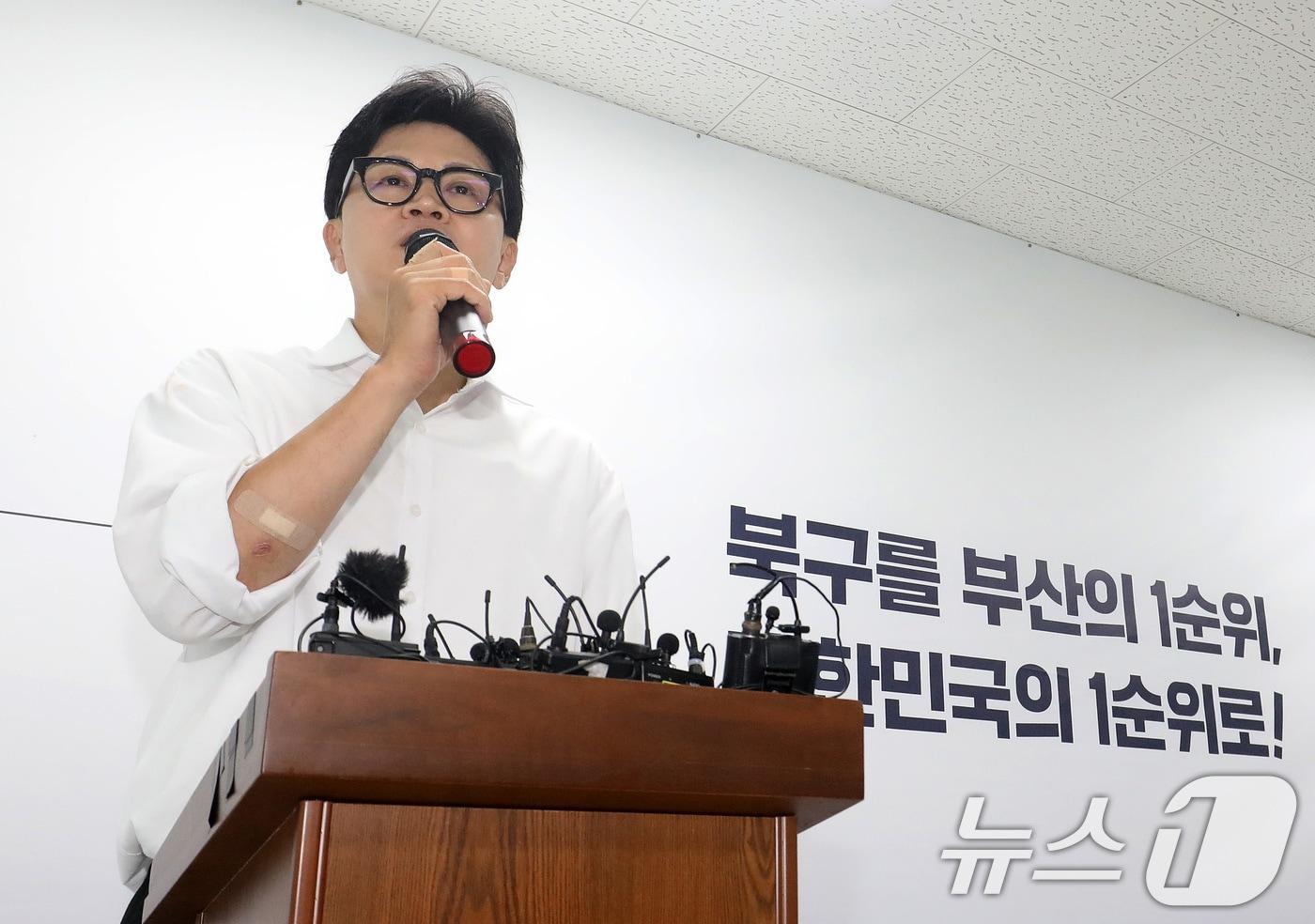 본문 이미지 - 한동훈 무소속 부산 북구갑 국회의원 보궐선거 당선인이 4일 오후 부산 북구 선거사무소에서 당선 관련 기자회견을 하고 있다. 2026.6.4 ⓒ 뉴스1 윤일지 기자