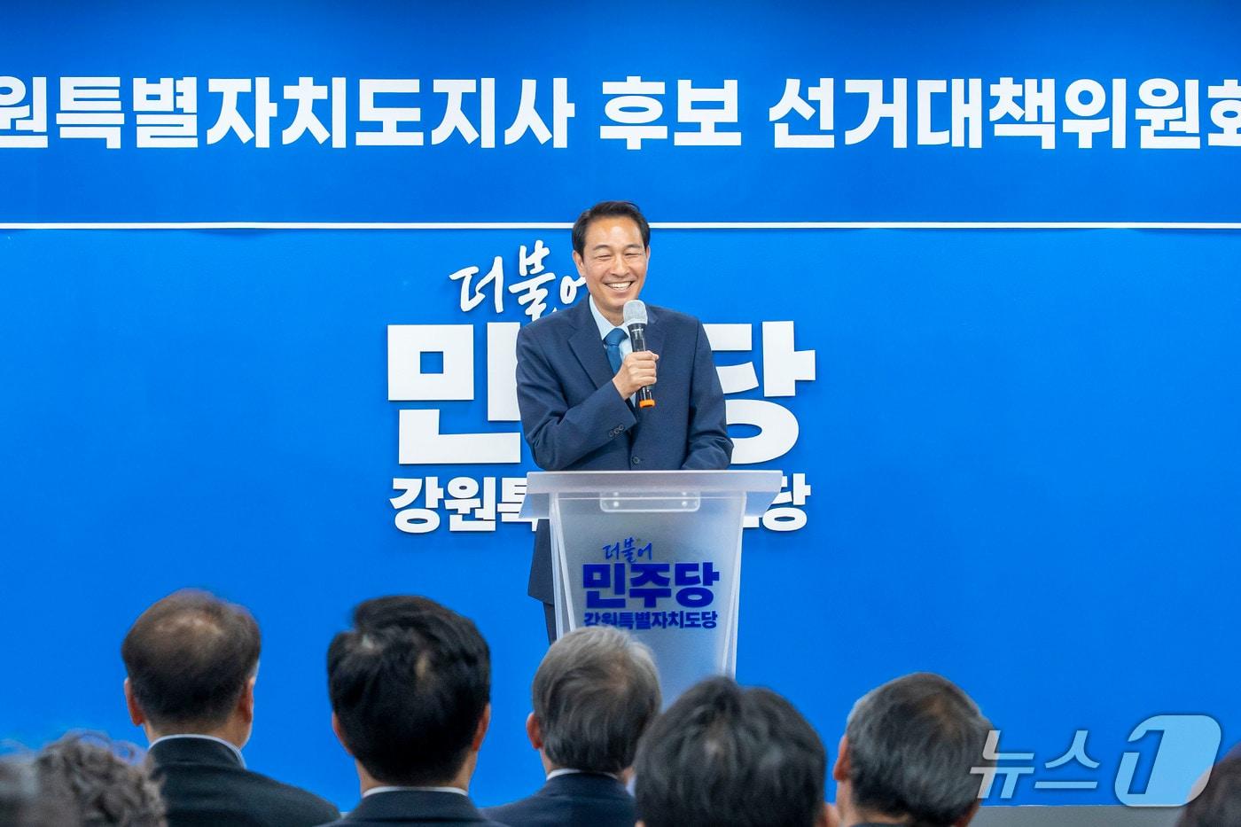 본문 이미지 - 제9회 전국동시지방선거에서 승리한 더불어민주당 우상호 강원특별자치도지사 당선인이 4일 선거대책위원회 해단식을 개최하고 14일간의 대장정을 공식 마무리했다.(우상호후보캠프 측 제공. 재판매 및 DB금지)/뉴스1