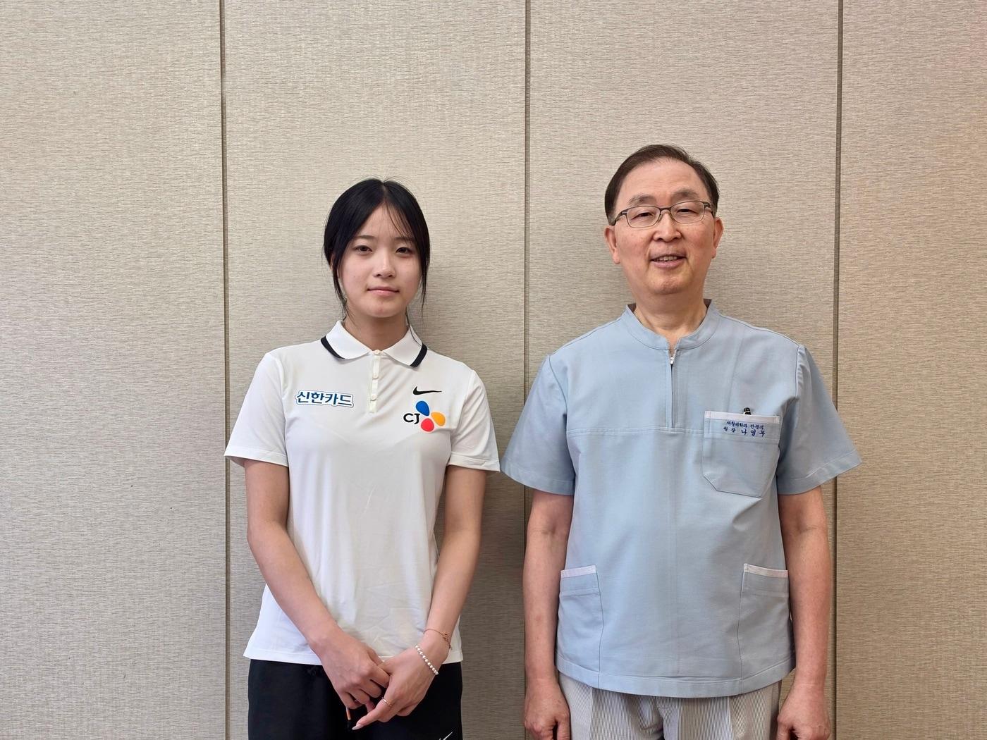 본문 이미지 - 솔병원 나영무 원장과 주치의 협약을 맺은 최가온(왼쪽). (올댓스포츠 제공)